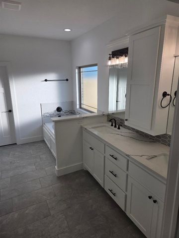 5873 NE Minnow Ln, Elgin, OK 73538