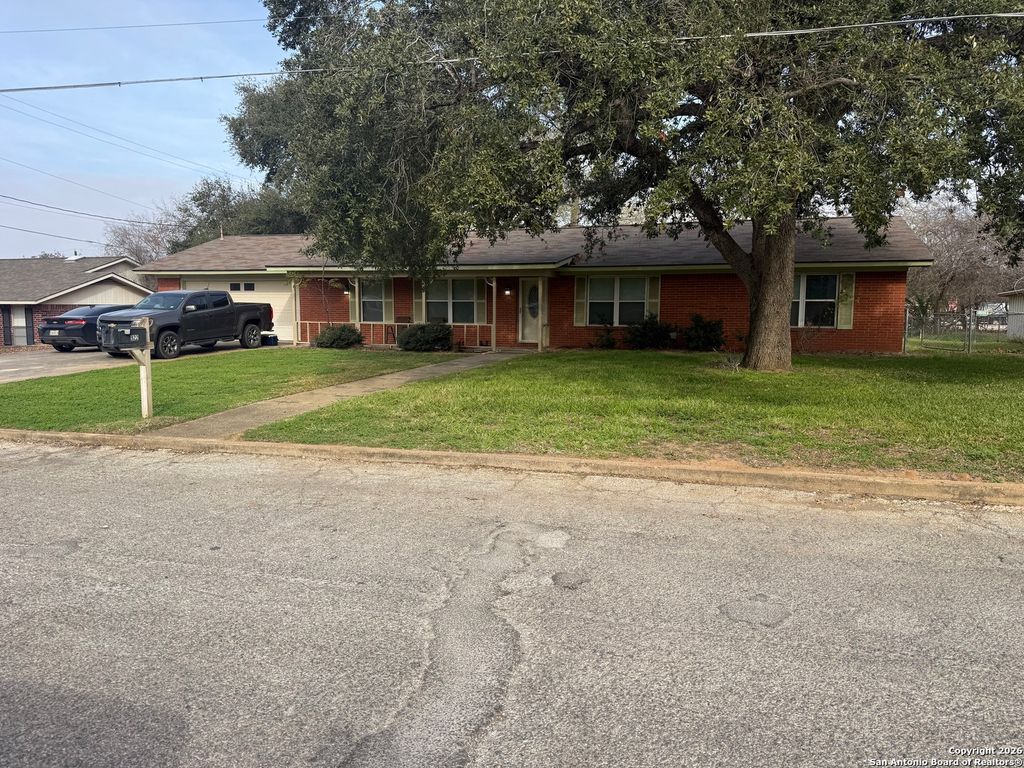 922 Wilshire, Pleasanton, TX 78064