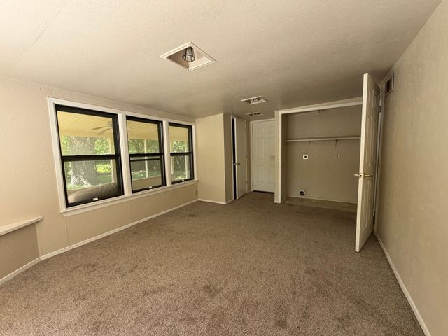 1404 E Tennie Street, Gainesville, TX 76240