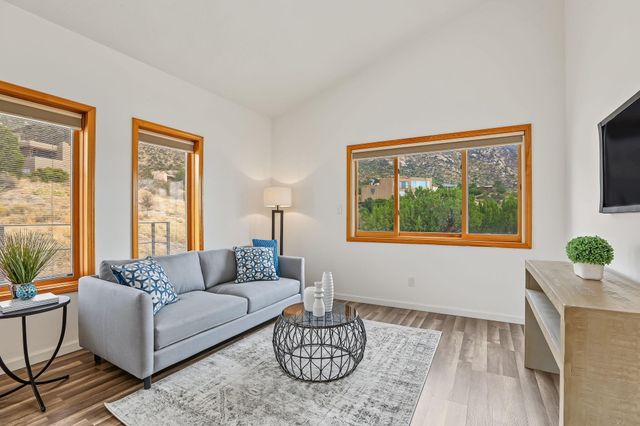 30 Tierra Monte Drive NE, Albuquerque, NM 87122