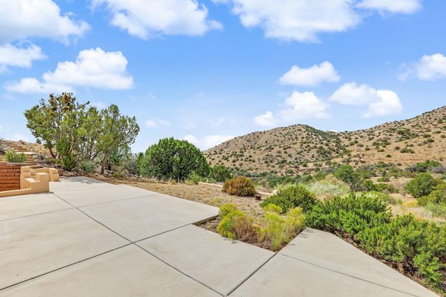 30 Tierra Monte Drive NE, Albuquerque, NM 87122