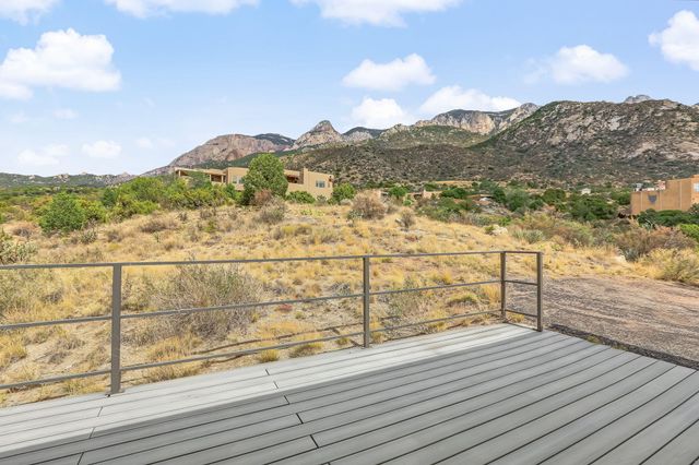30 Tierra Monte Drive NE, Albuquerque, NM 87122