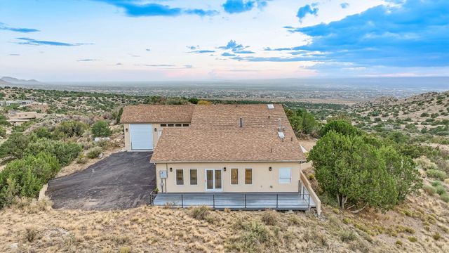 30 Tierra Monte Drive NE, Albuquerque, NM 87122