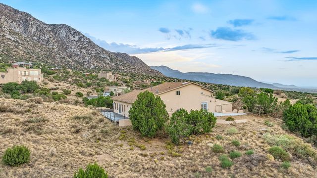 30 Tierra Monte Drive NE, Albuquerque, NM 87122