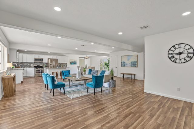 30 Tierra Monte Drive NE, Albuquerque, NM 87122