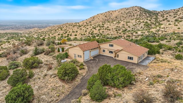 30 Tierra Monte Drive NE, Albuquerque, NM 87122