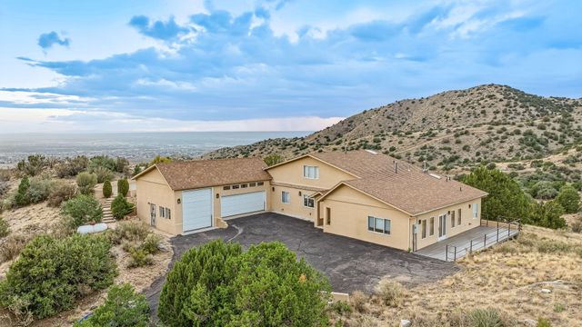 30 Tierra Monte Drive NE, Albuquerque, NM 87122