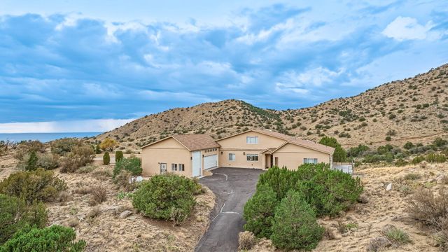 30 Tierra Monte Drive NE, Albuquerque, NM 87122