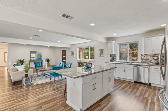 30 Tierra Monte Drive NE, Albuquerque, NM 87122