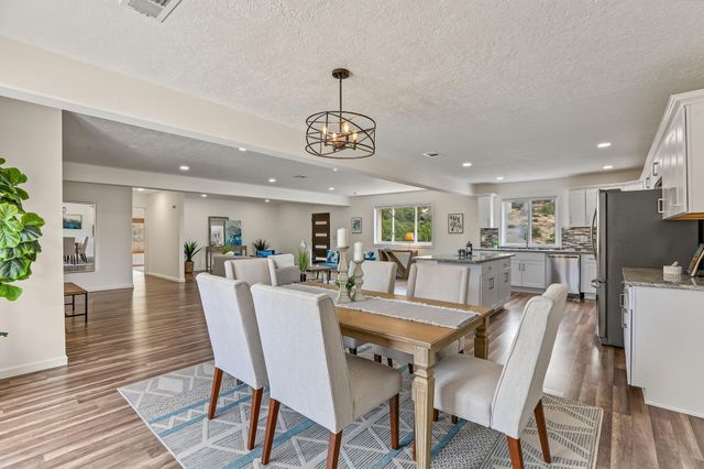 30 Tierra Monte Drive NE, Albuquerque, NM 87122