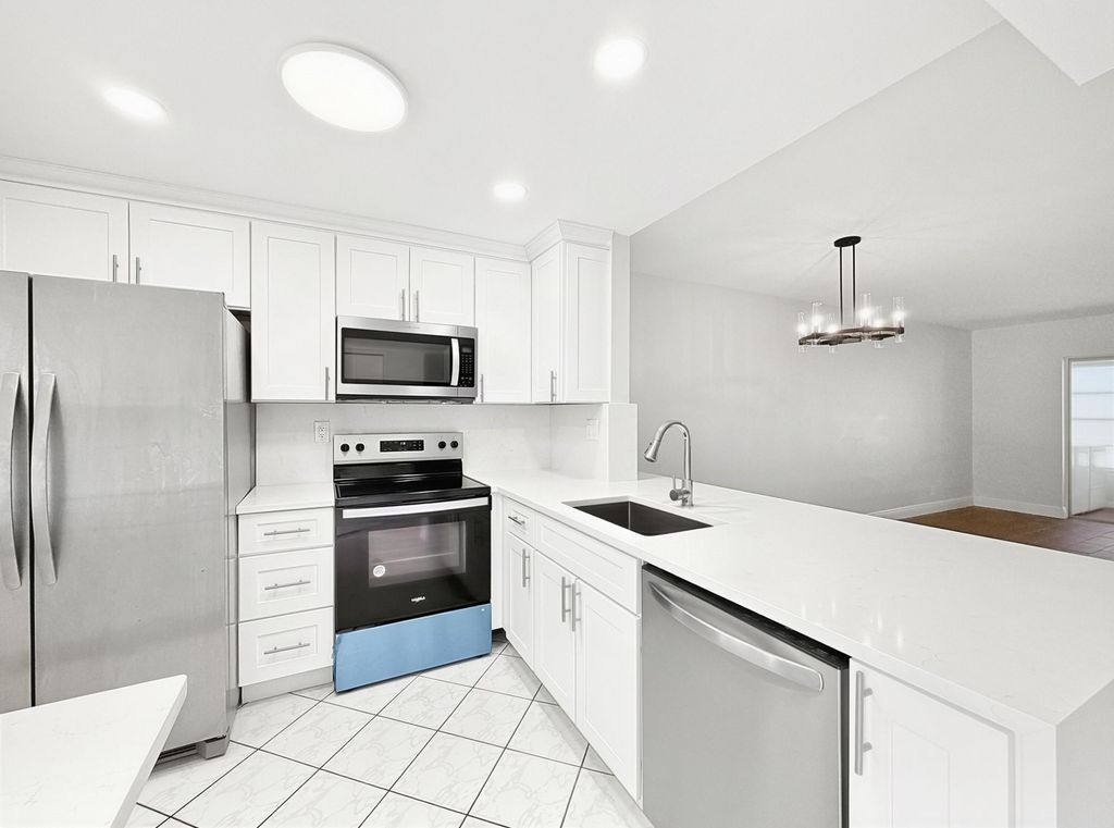 9272 SW 3RD Street 404, Boca Raton, FL 33428