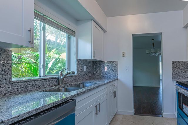 2880-2882 S Le Jeune Rd, Coral Gables, FL 33134