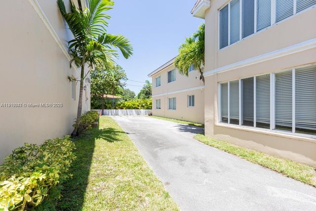 2880-2882 S Le Jeune Rd, Coral Gables, FL 33134