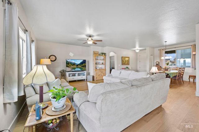 917 Silver Springs St, Middleton, ID 83644