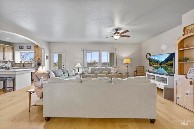 917 Silver Springs St, Middleton, ID 83644