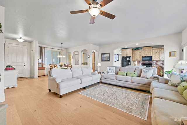 917 Silver Springs St, Middleton, ID 83644