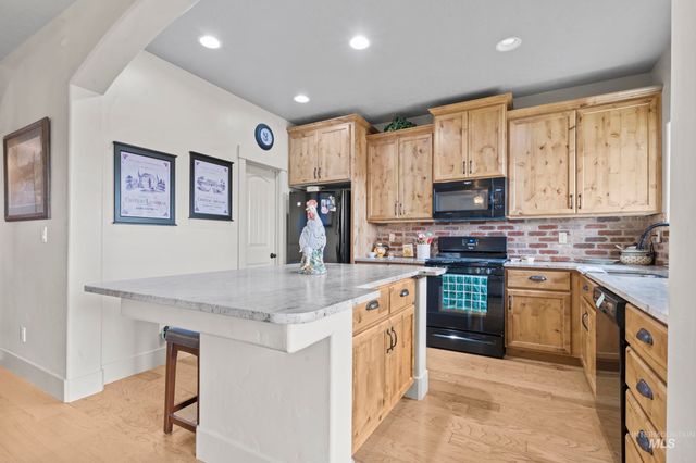 917 Silver Springs St, Middleton, ID 83644