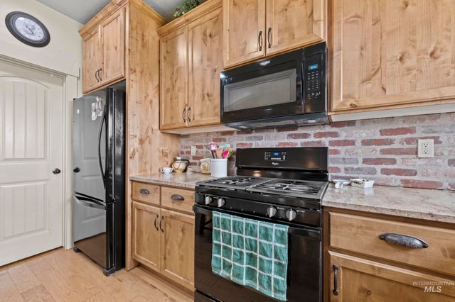 917 Silver Springs St, Middleton, ID 83644