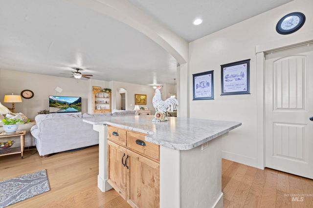 917 Silver Springs St, Middleton, ID 83644