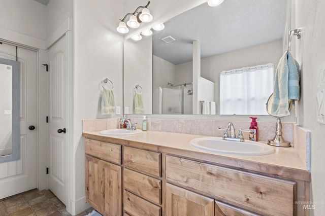 917 Silver Springs St, Middleton, ID 83644