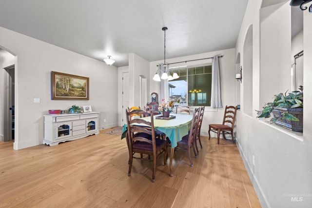 917 Silver Springs St, Middleton, ID 83644