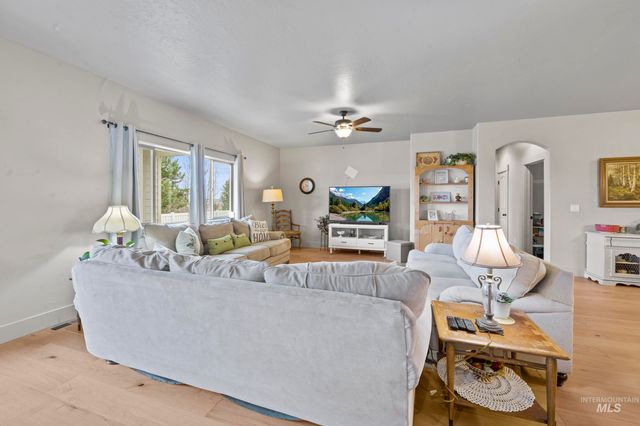 917 Silver Springs St, Middleton, ID 83644