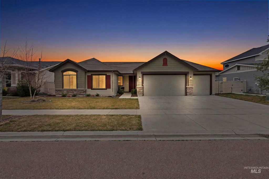 917 Silver Springs St, Middleton, ID 83644