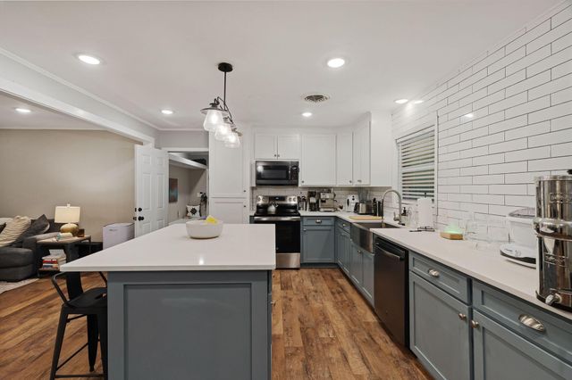 202 PINEHILLS DR, Hattiesburg, MS 39401