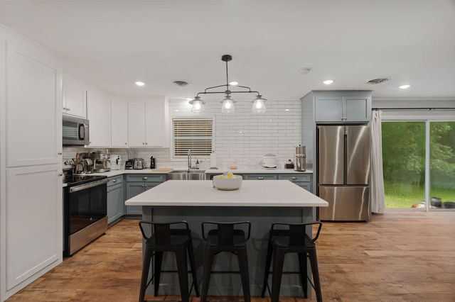 202 PINEHILLS DR, Hattiesburg, MS 39401