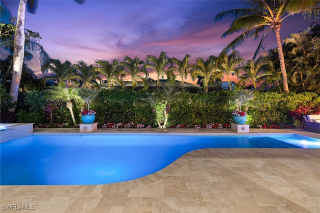 532 Pine Grove LN, Naples, FL 34103