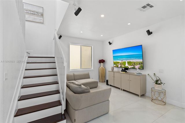 1500 Canary Island Dr, Weston, FL 33327