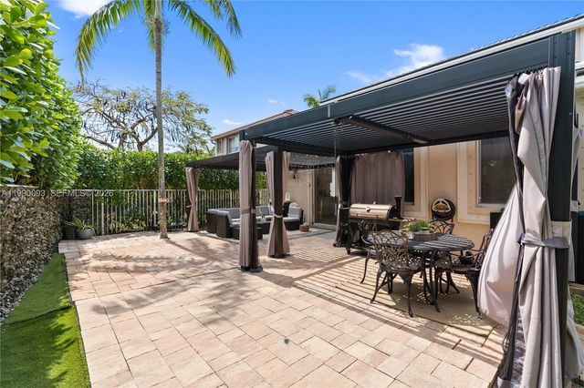 1500 Canary Island Dr, Weston, FL 33327