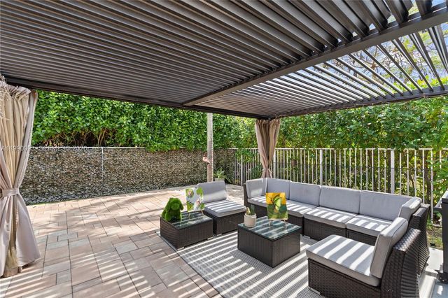 1500 Canary Island Dr, Weston, FL 33327