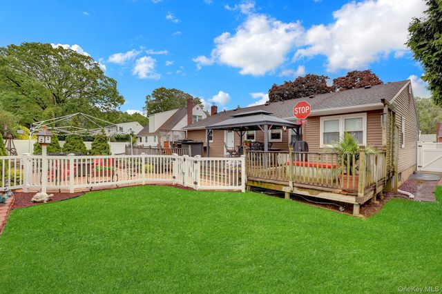 181 N Idaho Avenue, Massapequa, NY 11758