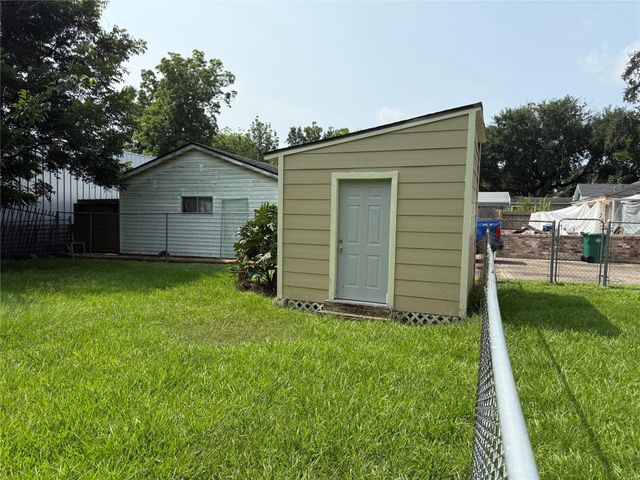 5702 Pine Avenue, Pasadena, TX 77503