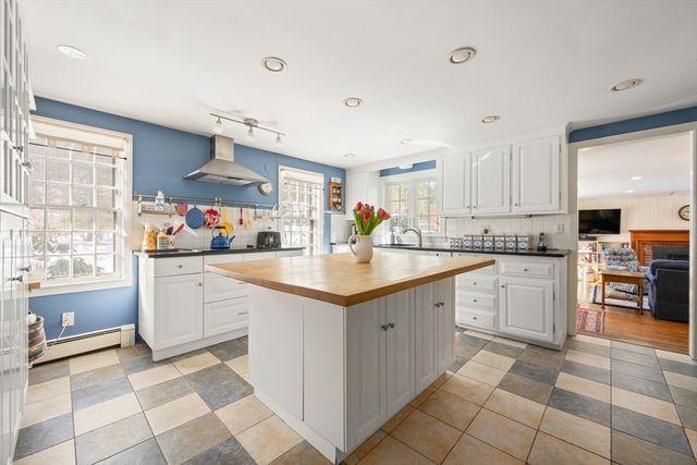 6 Brewster Rd, Wayland, MA 01778