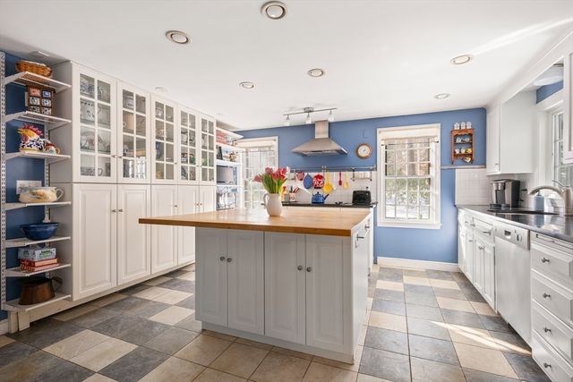 6 Brewster Rd, Wayland, MA 01778