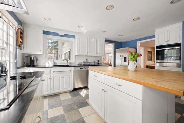 6 Brewster Rd, Wayland, MA 01778