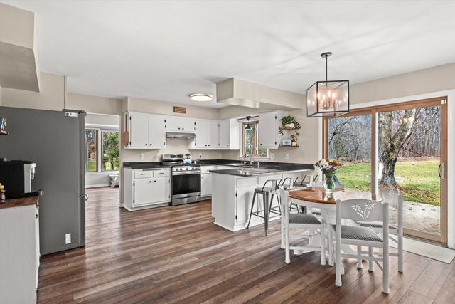 8710 W Hawthorne LANE, Franklin, WI 53132