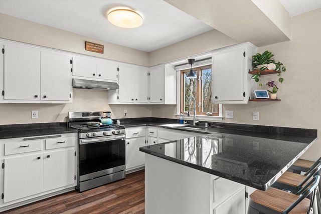 8710 W Hawthorne LANE, Franklin, WI 53132