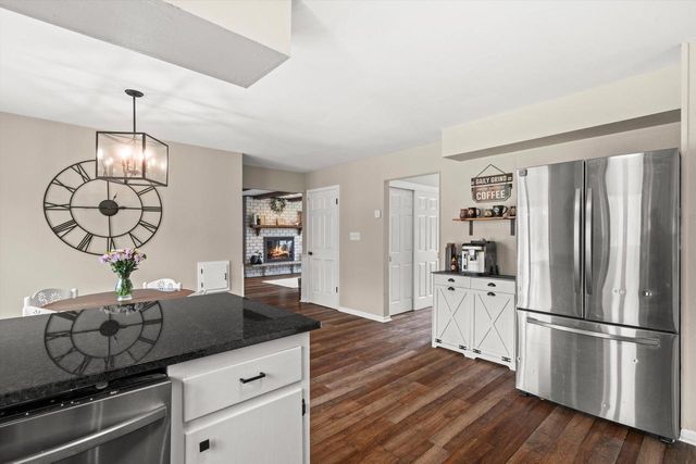 8710 W Hawthorne LANE, Franklin, WI 53132