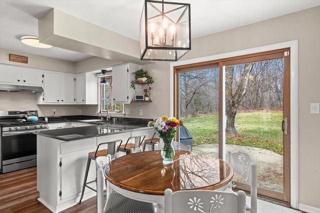 8710 W Hawthorne LANE, Franklin, WI 53132