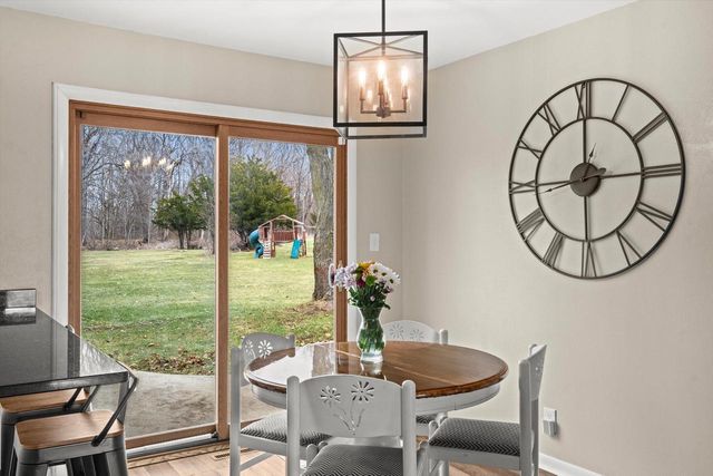 8710 W Hawthorne LANE, Franklin, WI 53132