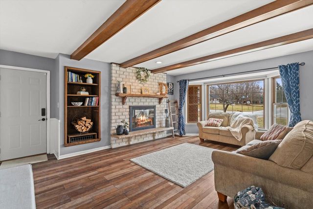 8710 W Hawthorne LANE, Franklin, WI 53132