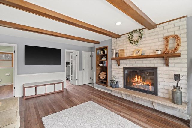 8710 W Hawthorne LANE, Franklin, WI 53132