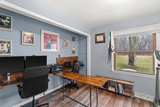 8710 W Hawthorne LANE, Franklin, WI 53132