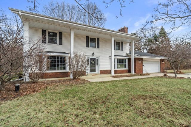 8710 W Hawthorne LANE, Franklin, WI 53132