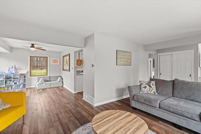 8710 W Hawthorne LANE, Franklin, WI 53132