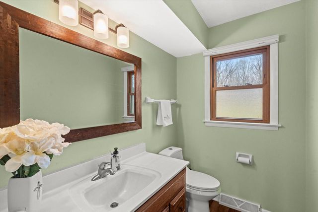 8710 W Hawthorne LANE, Franklin, WI 53132