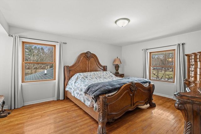 8710 W Hawthorne LANE, Franklin, WI 53132